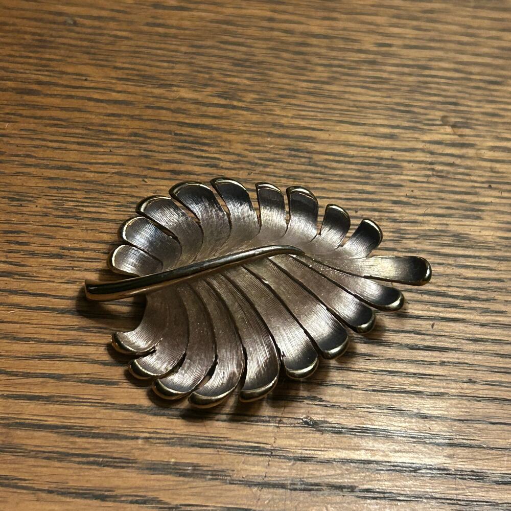 Vintage Mid-Century Leaf Brooch Silver Gold Tone Brushed Metal Pin 1950s 1960s - Picture 3 of 8